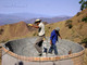 Omar Fonseca. Dos personas construyendo cisterna para 50,000 lts. En Cacahuatepec, Gro.