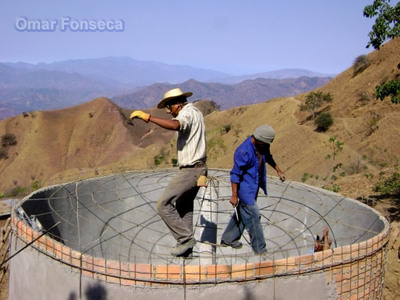 Omar Fonseca. Dos personas construyendo cisterna para 50,000 lts. En Cacahuatepec, Gro.